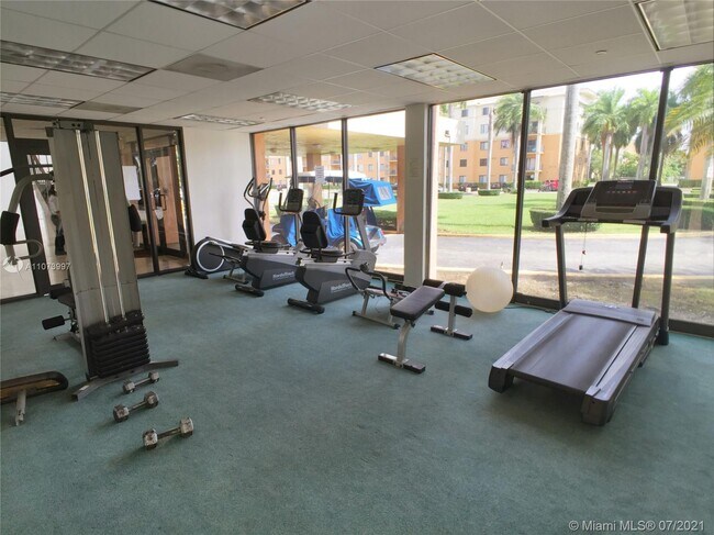 Building Photo - 9300 Fontainebleau Blvd