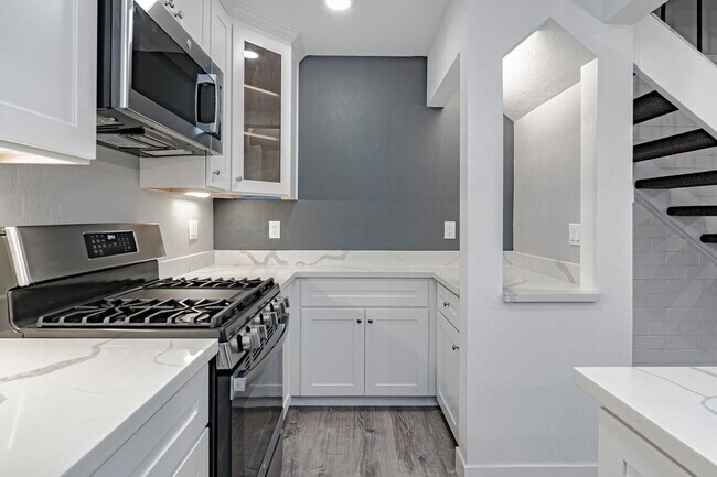 Building Photo - Fully Updated 2 Bedroom 1 Bath Condo