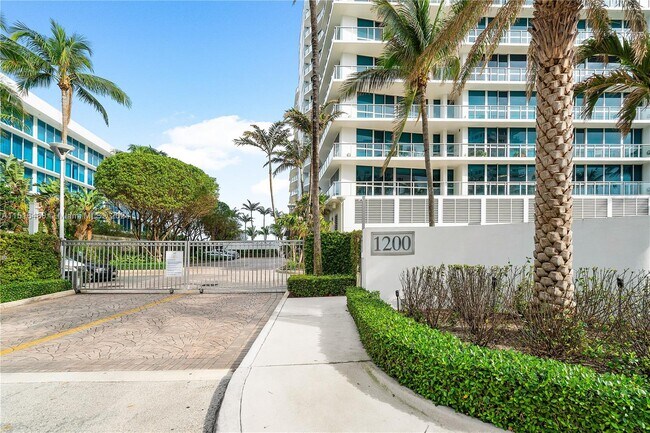 Building Photo - 1200 Holiday Dr