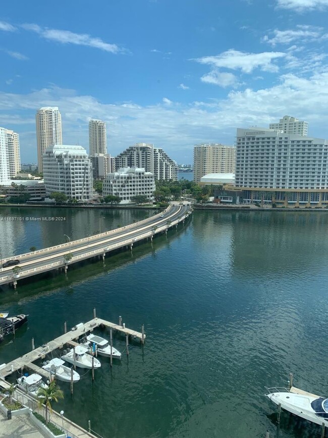 Foto del edificio - 905 Brickell Bay Dr