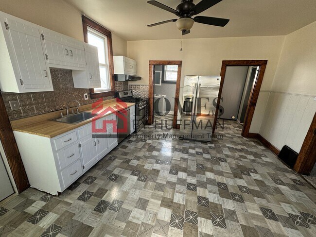 Building Photo - Four Bedroom House | Detached Garage | Fen...