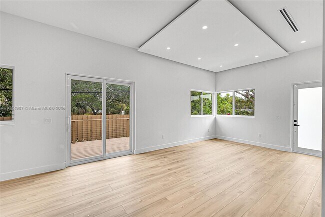 Foto del edificio - 2931 SW 12th Ave