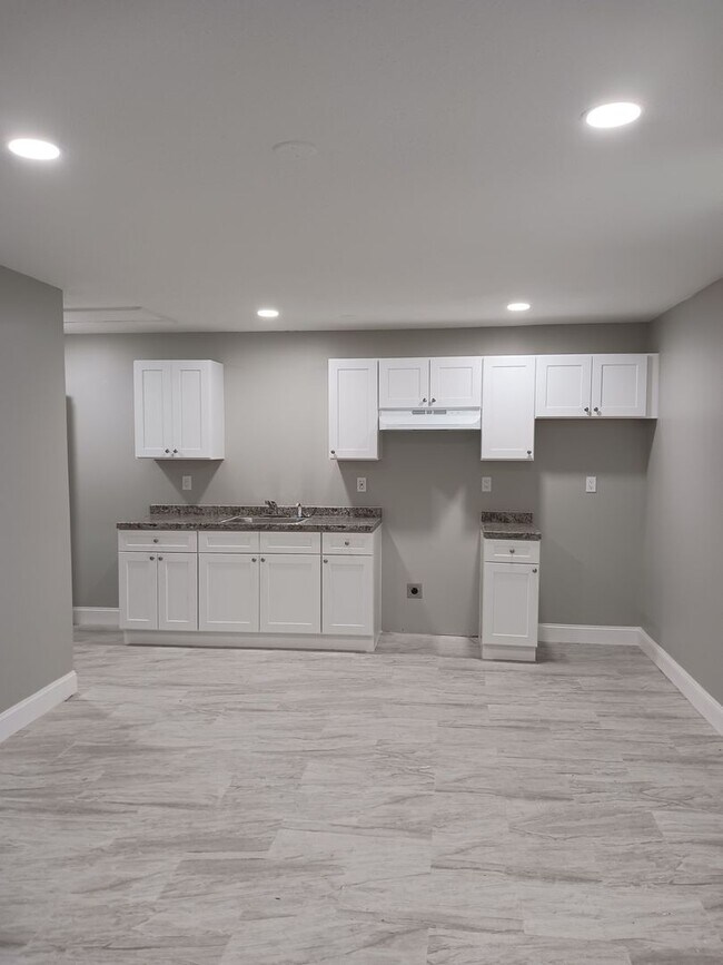 Building Photo - NEWLY RENOVATED SINGLE LEVEL 3 BEDROOM UNITS ON A QUIET STREET