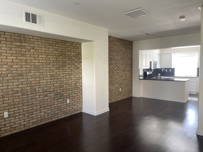 Building Photo - Luxurious Townhome in Gated Private Community