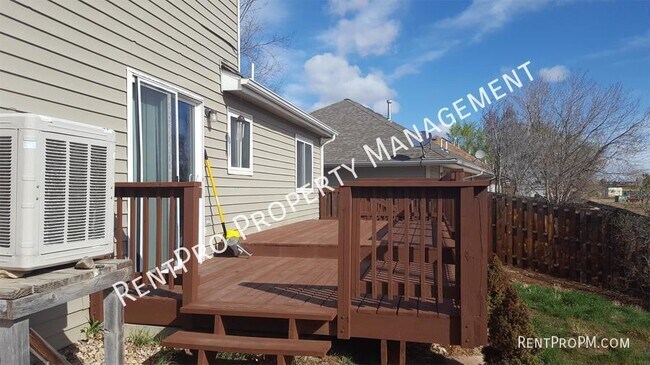 Building Photo - 739 Ponderosa Dr