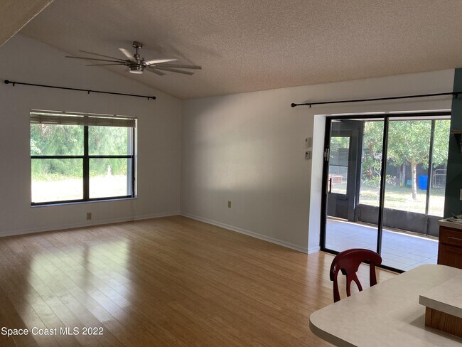 Building Photo - 3372 Lois Ln
