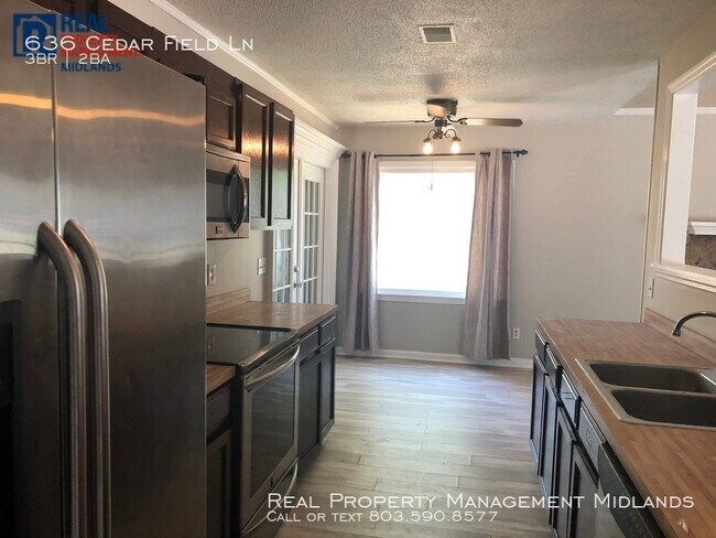 Foto del edificio - 636 Cedar Field Ln