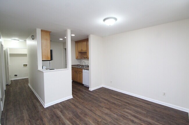 Foto del edificio - 2-Bedroom Apt. with Walk-In Closet & Private Deck