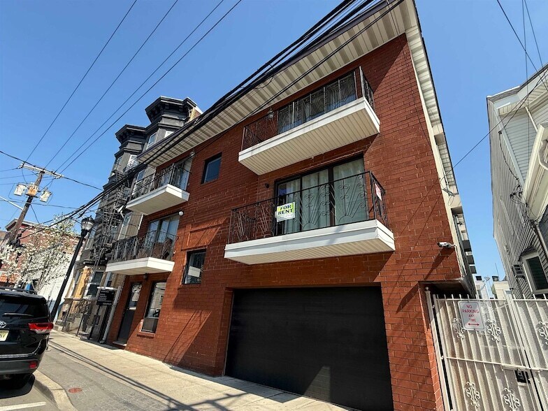 Building Photo - 226 49th St
