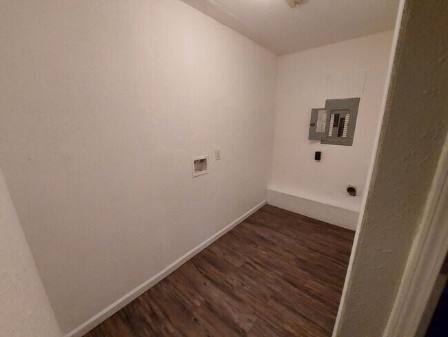 Building Photo - 610 Saint Monica