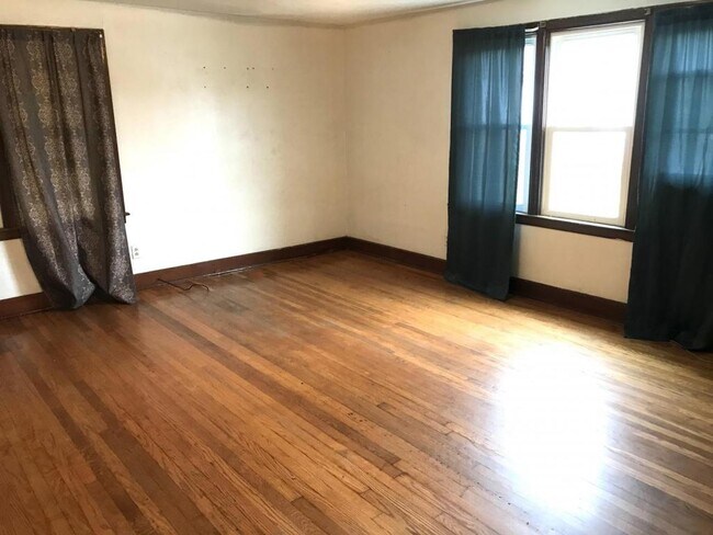 Building Photo - Apt 3