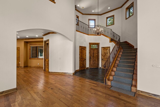 Building Photo - 345 Country Club Dr
