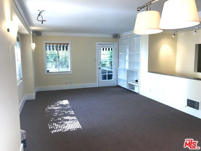 Building Photo - 1223 Sunset Plaza Dr
