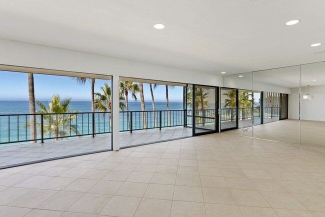 Foto del edificio - Discover a Coastal Sanctuary at Laguna Royale, Laguna Beach. Comes with 2 Parking Spaces!