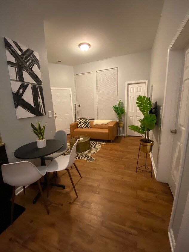 Primary Photo - 1102 W 18th St