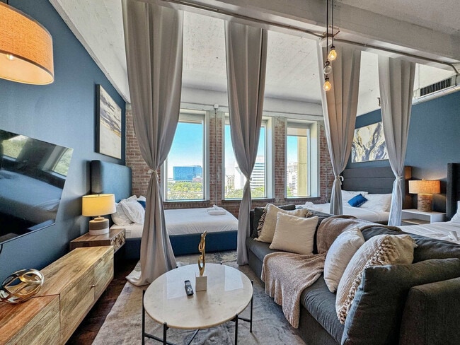 Building Photo - 555 Evergreen St