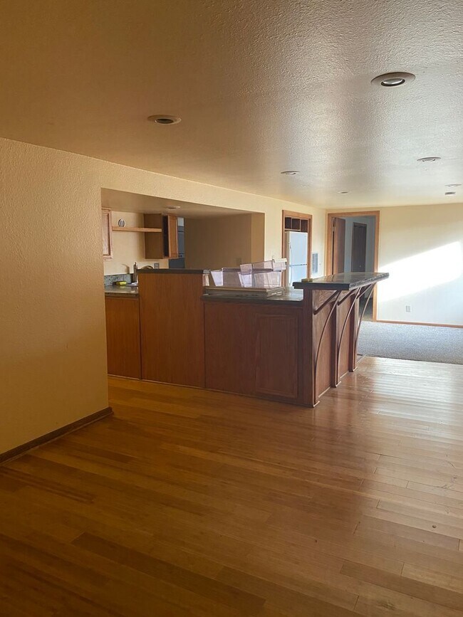 Foto del edificio - Midtown Three Bedroom Basement Space for R...
