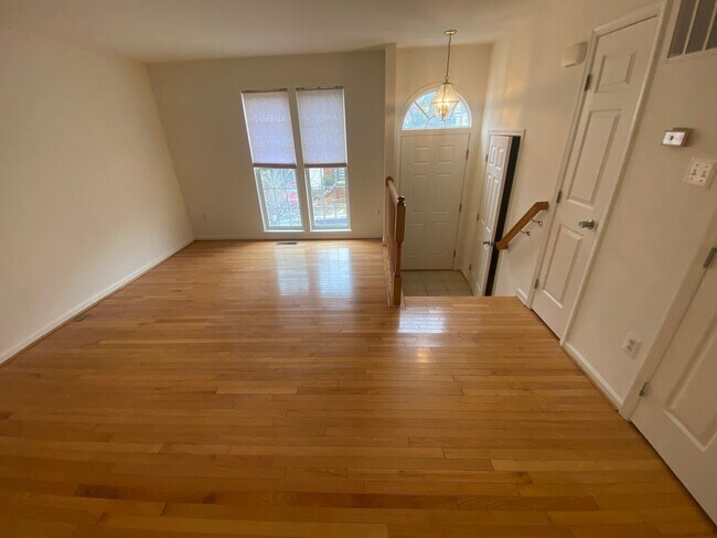 Foto del edificio - Application Fee Waived For Fall! A spacious three bedroom, two and one half bath townhouse locate...