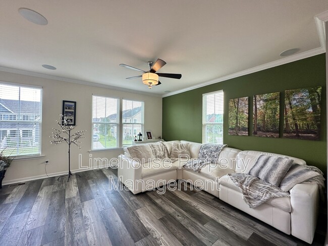 Building Photo - 724 Phalarope St