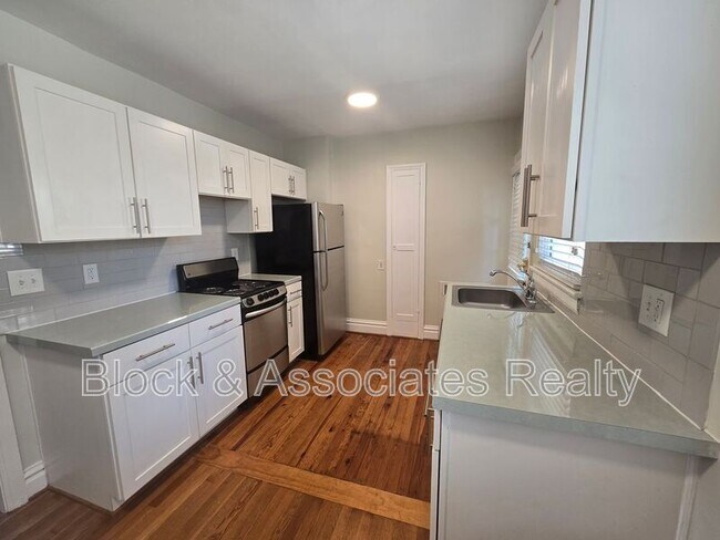 Building Photo - 1108 W Friendly Ave