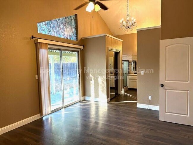 Foto del edificio - 6215 N McCaffrey Ave