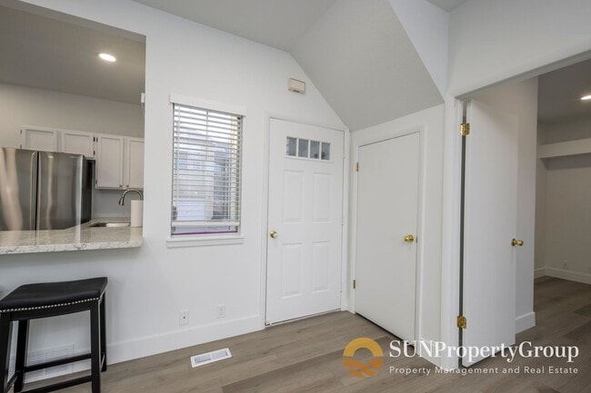 Building Photo - Newly Remodeled Condo In Taylorsville!