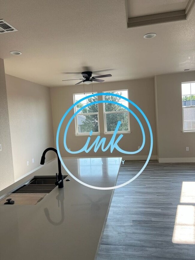 Building Photo - New Build Townhome Close to Downtown Gardn...