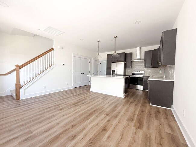 Foto del edificio - Modern 3-Bedroom Townhome at Highbury + Summer Special