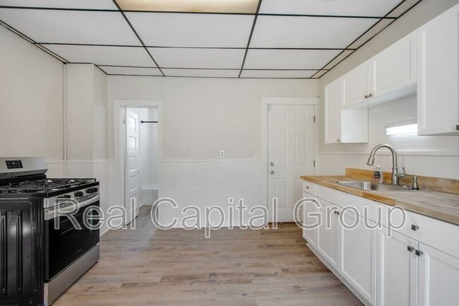 Building Photo - 305 Cable St