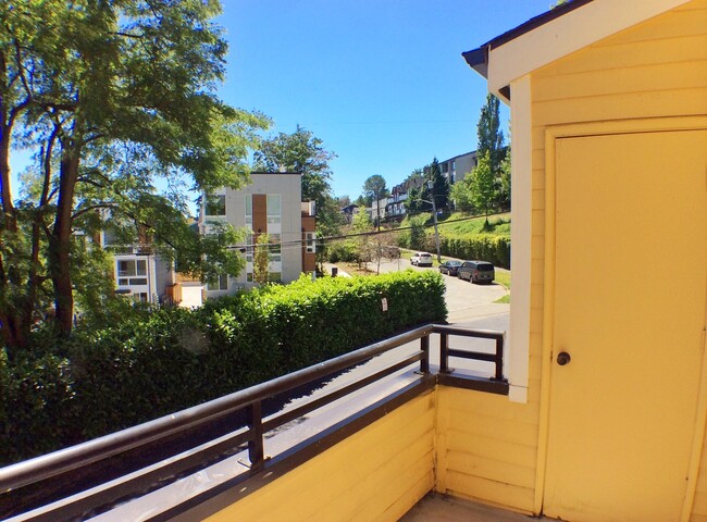 Building Photo - Bright, Airy Madison Valley Townhome