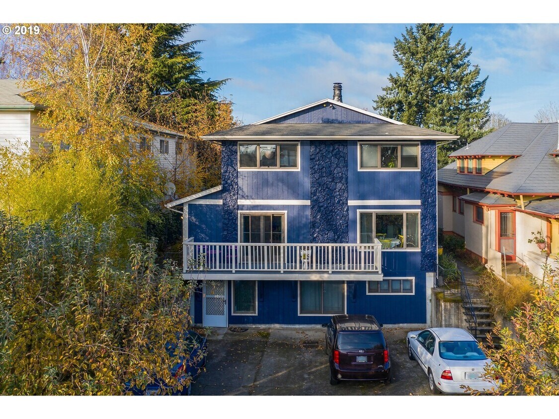 Beautiful building in coveted Sullivan's Gulch NE Portland neighborhood. - 2169 NE Multnomah St