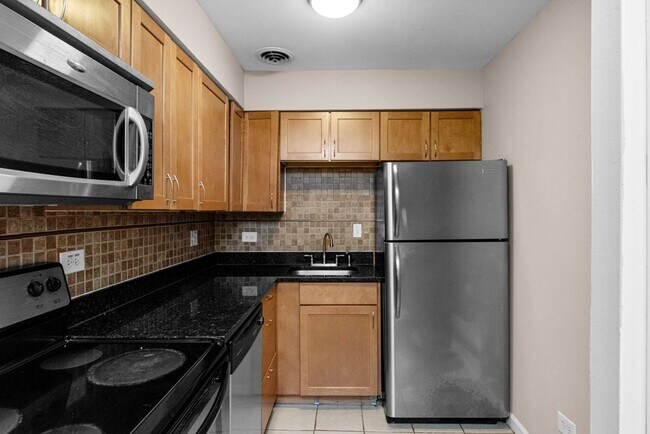 Building Photo - 3825 N Pine Grove Ave
