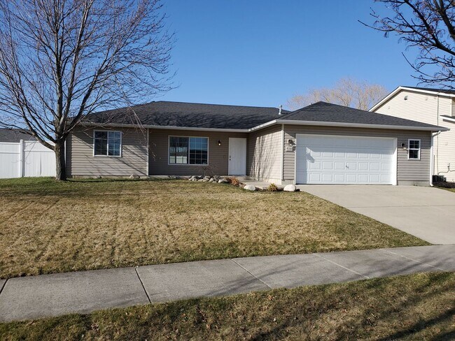 Building Photo - Beautiful updated 3 bedroom 2 bath home in...