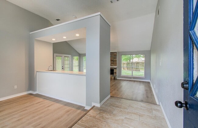 Building Photo - 13215 Bunker Hill Dr