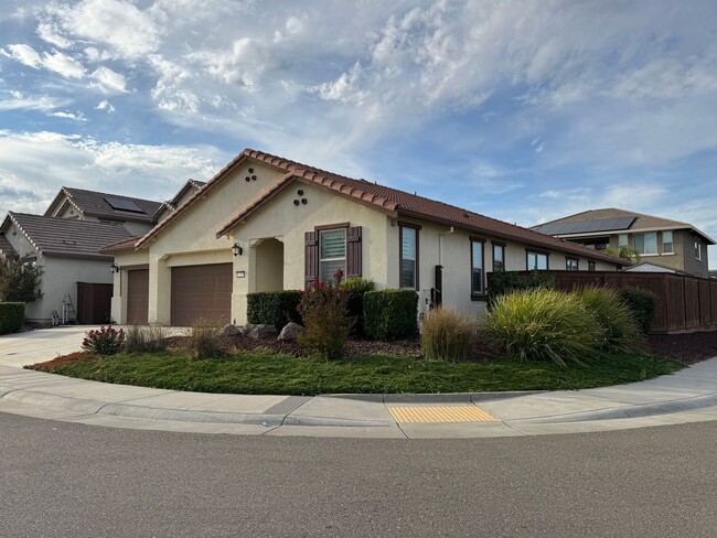 Building Photo - Immaculate Roseville property with solar!