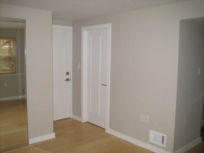 Building Photo - 137 Garfield St