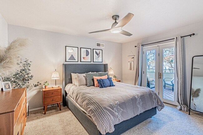 Foto del edificio - Vibrant 2 Bed 1 Bath Condo with Reserved S...