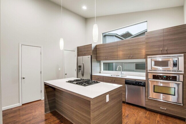 Foto del edificio - 3413 Charlotte Rose Drive