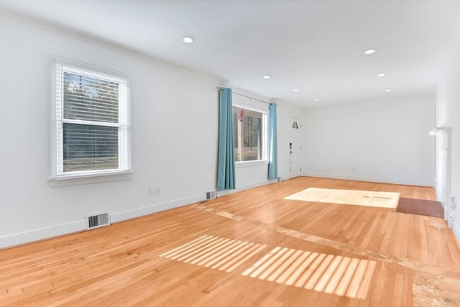 Building Photo - Charming Ranch in Chapel Hill!