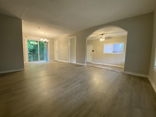 Foto del edificio - 3329 Oakridge Dr