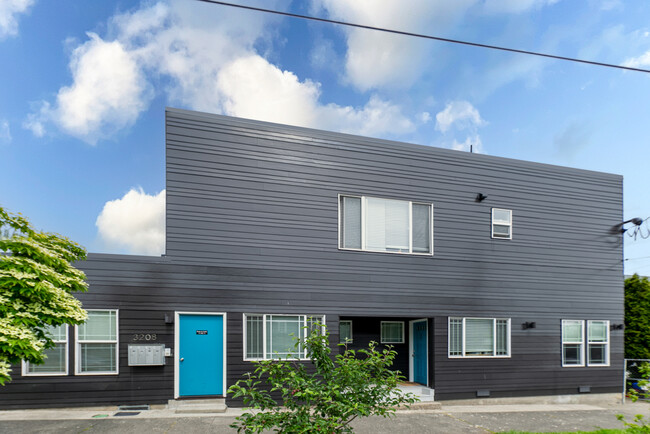 Building Photo - 3208 McClintock Ave S