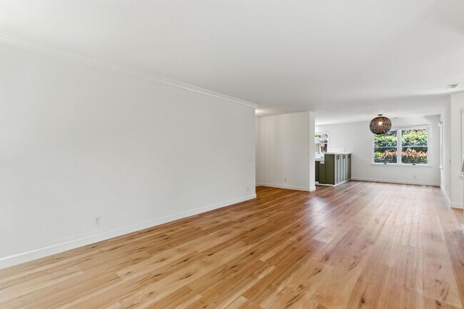Building Photo - 560 Centre Ct