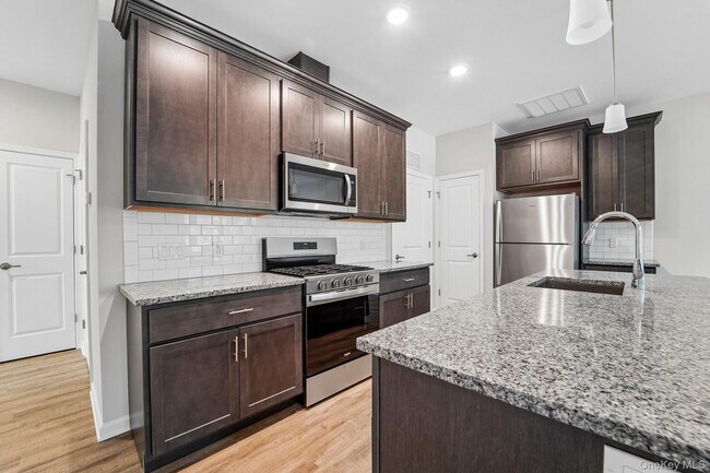 Foto del edificio - 410 Tower Ridge Cir