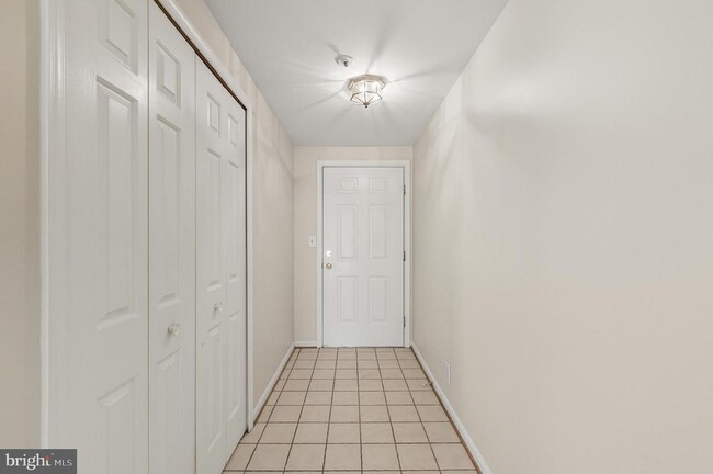 Building Photo - 240 S Reynolds St