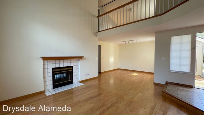 Building Photo - 3 br, 2.5 bath House - 18 Sath Court