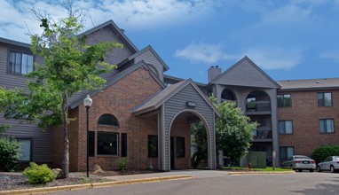 The Woodlands of Minnetonka Apartments Photo