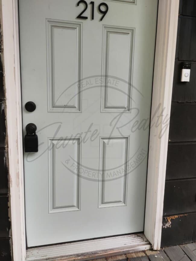Building Photo - SPECIAL: 1/2 OFF APPLICATION FEES AND 1/2 ...