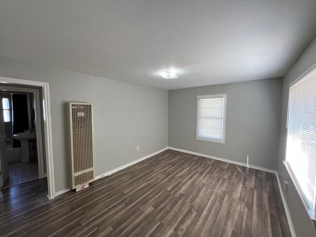 Building Photo - Super cute 2 bed  at the right place and price