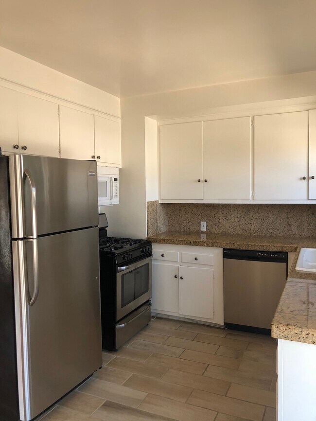 Building Photo - 8601 Saran Dr