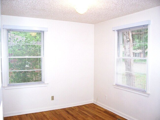 Foto del edificio - Cozy, Character-Filled Bungalow Close to It All